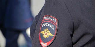 На Чернышевского полицейские разбили стекло «Лэнд Крузера» и достали «уснувшего» водителя