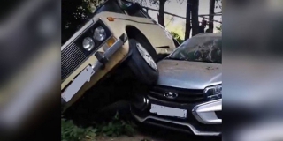 В Саратове «ВАЗ» устроил «пируэт» и приземлился колесами на «Ладу» В Саратове «ВАЗ» устроил «пируэт» и приземлился колесами на «Ладу»