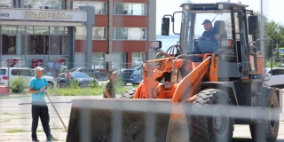 В Саратове на месте сквера Петра Первого замечены рабочие с тракторами