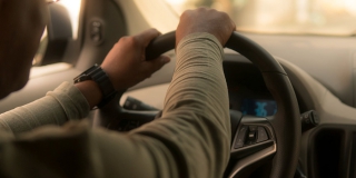 В Кирове мужчина напал с ножом на таксиста и потребовал увезти в Саратов В Кирове мужчина напал с ножом на таксиста и потребовал увезти в Саратов