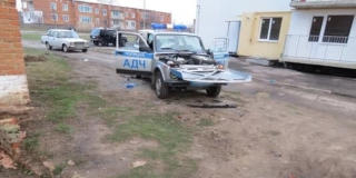 В Базарном Карабулаке мужчина разбил полицейскую машину арматурой. Его признали невменяемым 