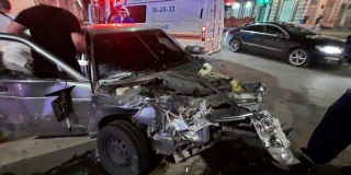 В жестком ДТП возле саратовского правительства пострадали два человека В жестком ДТП возле саратовского правительства пострадали два человека