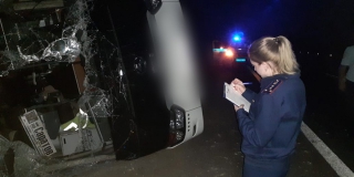 Под Саратовом рейсовый автобус перевернулся в кювет. Пострадало 12 человек Под Саратовом рейсовый автобус перевернулся в кювет. Пострадало 12 человек