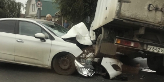 В Энгельсе грузовик «разорвал» капот иномарки В Энгельсе грузовик «разорвал» капот иномарки