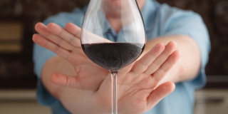 Минздрав РФ вернулся к идее продавать крепкий алкоголь только с 21 года Минздрав РФ вернулся к идее продавать крепкий алкоголь только с 21 года