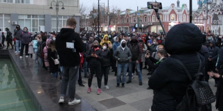 В Саратове участник митинга в поддержку Навального распылил баллончик в лицо полицейским. Вынесен приговор