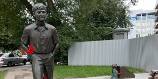 Саратовцы почтили память Табакова у памятника его киногерою