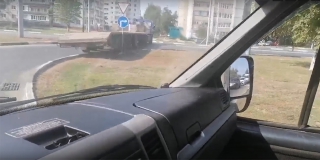 В Балакове длинномер снес знаки и уехал через двойную сплошную. Видео В Балакове длинномер снес знаки и уехал через двойную сплошную. Видео