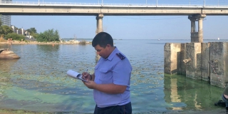 Возле нелегального пляжа у моста Саратов-Энгельс утонула женщина