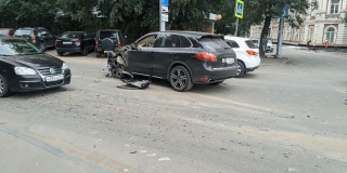 В центре Саратова столкнулись кроссоверы «Мицубиси» и «Порше» В центре Саратова столкнулись кроссоверы «Мицубиси» и «Порше»