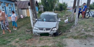 «Рено» сбил дорожный знак и протаранил опору ЛЭП. Двое ранены «Рено» сбил дорожный знак и протаранил опору ЛЭП. Двое ранены