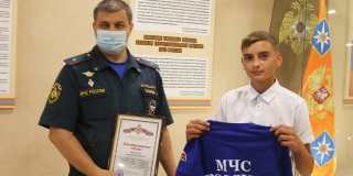 Глава ГУ МЧС Татаркин наградил 12-летнего мальчика за спасение утопающего