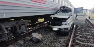В Советском районе поезд врезался в «УАЗ Патриот». Трое погибли В Советском районе поезд врезался в «УАЗ Патриот». Трое погибли
