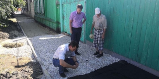 В Петровске депутат Рогожин проконтролировал ремонт тротуаров и возведение новых объектов