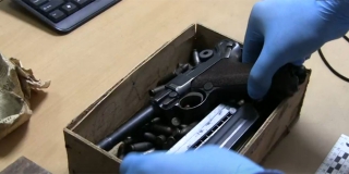 Саратовец нашел завернутый в газету 1940 года пистолет «Парабеллум»