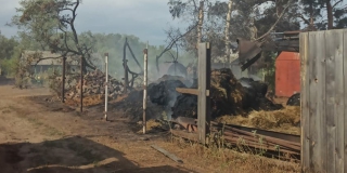 В Балаковском районе природный пожар уничтожил две дачи с двумя автомобилями