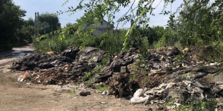 Три месяца «КамАЗы» сбрасывают строительный мусор на въезде в Саксагай