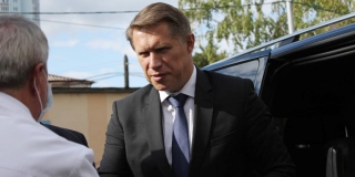 Министр Мурашко призвал наращивать темпы вакцинации от коронавируса в Саратовской области
