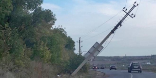 У Монахова пруда столб опасно навис над дорогой после ДТП У Монахова пруда столб опасно навис над дорогой после ДТП