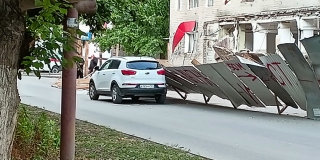 На Пономарева металлический забор упал на автомобиль «Киа»
