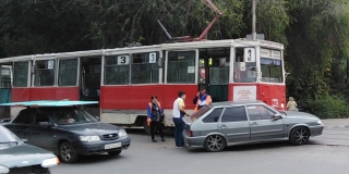 На Астраханской «ВАЗ» пытался проскочить перед трамваем и попал в ДТП