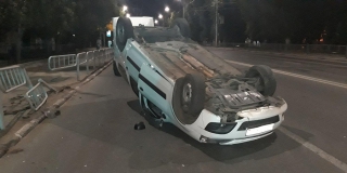 В Ленинском районе «Ларгус» снес ограждение и перевернулся на крышу В Ленинском районе «Ларгус» снес ограждение и перевернулся на крышу