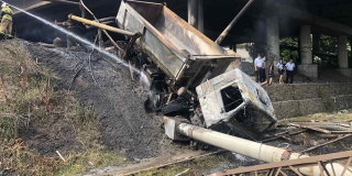 В Саратове «КамАЗ» упал с моста на газопровод и сгорел. Водителя «простили»