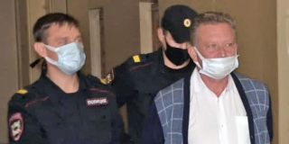 Бывшего замглавы Саратова Андрея Гнусина доставили в суд для ареста