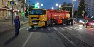 В Заводском районе парень на электросамокате погиб под колесами бензовоза В Заводском районе парень на электросамокате погиб под колесами бензовоза