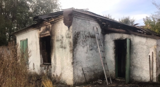 В горящем заброшенном здании в Озинках пожарные нашли тело бомжа