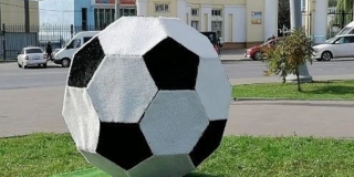 На Привокзальной площади поставили гигантский футбольный мяч