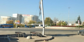 На Славянской площади столб повис на проводах над проезжей частью