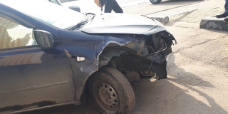 Возле лицея №15 «Гранта» снесла ограждение и выехала на тротуар Возле лицея №15 «Гранта» снесла ограждение и выехала на тротуар