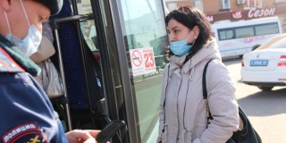 На Привокзальной площади полиция проверяла автобусы на соблюдение масочного режима На Привокзальной площади полиция проверяла автобусы на соблюдение масочного режима