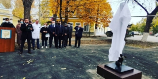 В Саратове открыли первую в области стелу в честь медработников