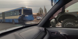 В Энгельсе тягач протаранил автобус возле остановки В Энгельсе тягач протаранил автобус возле остановки