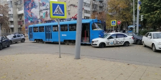В центре Саратова массово встал электротранспорт из-за ДТП такси и трамвая В центре Саратова массово встал электротранспорт из-за ДТП такси и трамвая