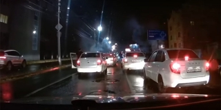 В Саратове возле ГУ МВД участники свадьбы перекрыли дорогу и запустили фейерверк В Саратове возле ГУ МВД участники свадьбы перекрыли дорогу и запустили фейерверк