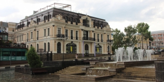 Суд запретил матери Курихина совершать сделки со зданием возле музея Федина