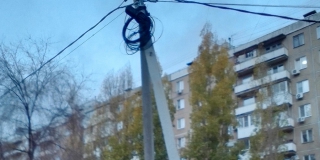 В Комсомольском жители опасаются падения столба с электропроводами