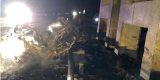 Под Саратовом водитель «Шевроле» врезался в отбойник и сгорел