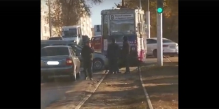 В Саратове столкновение трамвая с автомобилем привело к задержке движения на маршруте №9