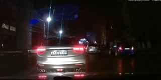 В Саратове ради свадебного предложения перекрыли дорогу и запустили салют. Ожидаются суды В Саратове ради свадебного предложения перекрыли дорогу и запустили салют. Ожидаются суды