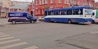 У Главпочтамта автобус столкнулся с машиной «Почты России» У Главпочтамта автобус столкнулся с машиной «Почты России»
