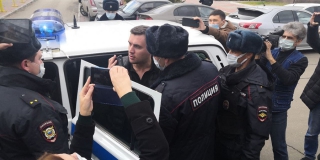 Полиция повезла депутата Николая Бондаренко в суд
