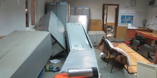 Хулиган устроил погром на станции Анисовка: разбиты окна, двери и мебель