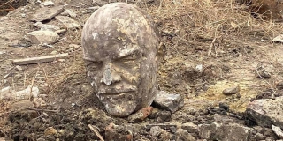 Рабочие нашли на стадионе «Спартак» каменную голову Ленина