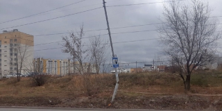 В Солнечном опасаются падения сломанного столба на дорогу В Солнечном опасаются падения сломанного столба на дорогу