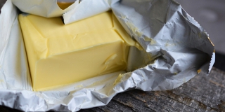 В Саратове выявили поддельный молочный жир и масло с консервантом