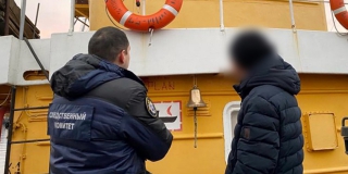 На капитана завели дело из-за слива топлива с судна под Вольском На капитана завели дело из-за слива топлива с судна под Вольском